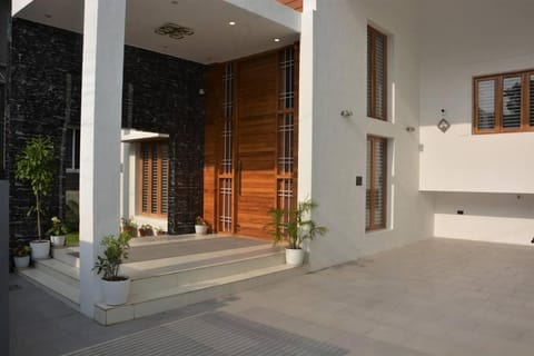 Earth - Luxurious 5 BHK AC Villa at Mysore Villa in Mysuru