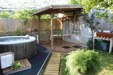 Garden, Hot Tub