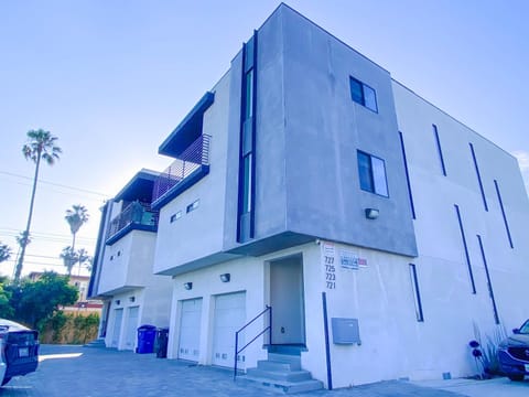 Property building, Facade/entrance, Day, Neighbourhood, Street view
