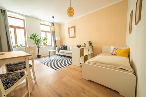 FullHouse - Leonardo Apt - 3 Bedrooms & Balcony Apartment in Chemnitz
