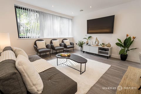 STUNNING Townhouse, Sleeps 8, Garden & Parking - Carbery Ridge Condo in Christchurch