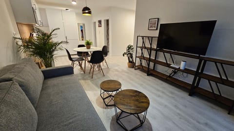 Communal lounge/ TV room, TV and multimedia, Living room, Seating area, Dining area