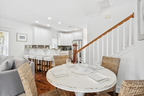 Kitchen or kitchenette, Decorative detail, Seating area, Dining area