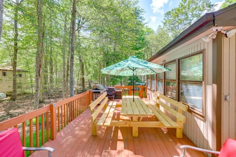 Tobyhanna Retreat with Deck, Pool and Lake Access! Casa in Coolbaugh Township