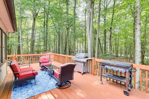Tobyhanna Retreat with Deck, Pool and Lake Access! Casa in Coolbaugh Township