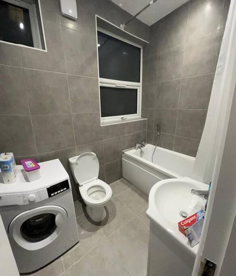 Ground Flr 3-bed flat near Norbury Station Condo in London Borough of Croydon