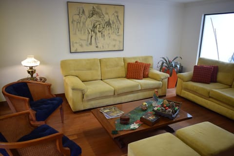 Habitacion iluminada Barrio Alhambra en amplia casa compartida. Urlaubsunterkunft in Bogota