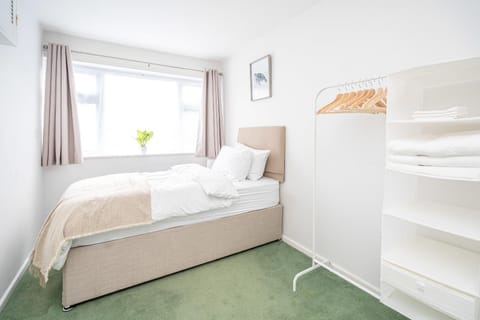 Spacious 5 Bedroom House - Sleeps 7 - 3-Car Driveway - Work - Leisure Apartment in Wolverhampton