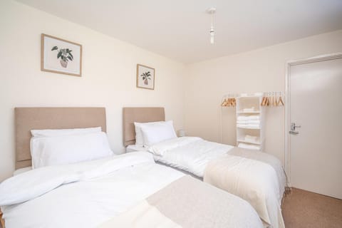 Spacious 5 Bedroom House - Sleeps 7 - 3-Car Driveway - Work - Leisure Condo in Wolverhampton