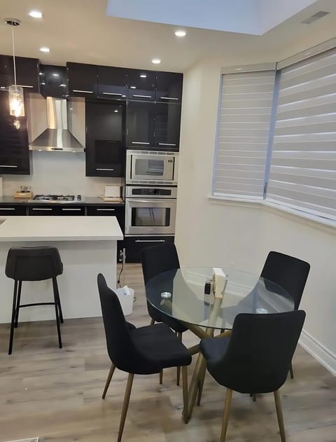 Kitchen or kitchenette, Dining area, oven