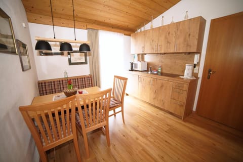Coffee/tea facilities, Kitchen or kitchenette, Dining area, minibar, stove