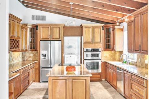 Kitchen or kitchenette, dishwasher, minibar, pet friendly, stove, toaster