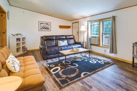 Charming Watkins Glen Home with Deck and Yard! Maison in Seneca Lake