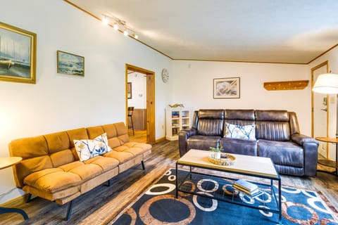 Charming Watkins Glen Home with Deck and Yard! Maison in Seneca Lake