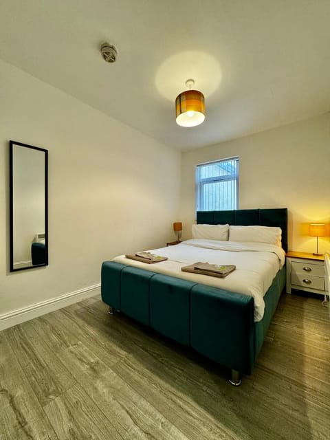 Rooms Near Me - Apartment 2, Smart Tv, Free Parking Condo in Oldbury