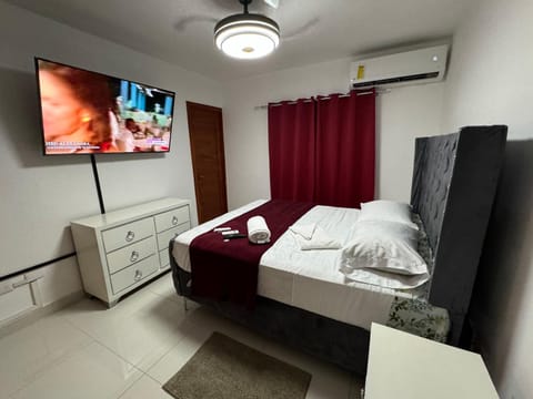 Bed, TV and multimedia, Photo of the whole room, Bedroom, towels, air conditioner