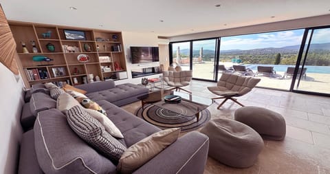 Communal lounge/ TV room, Library, TV and multimedia, Living room, Mountain view