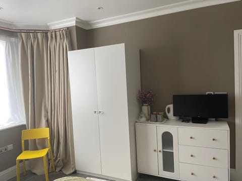 Modern huge double room with private bathroom in Colindale Vacation rental in Edgware