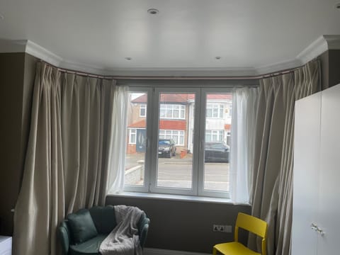 Modern huge double room with private bathroom in Colindale Vacation rental in Edgware