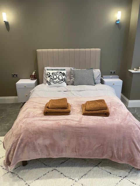 Modern huge double room with private bathroom in Colindale Casa vacanze in Edgware