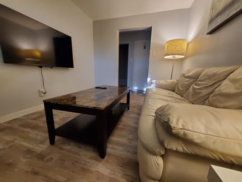 Modern Private 1BR Apt. w/Free Prkg + Fast Wi-Fi Apartamento in Sault Ste Marie