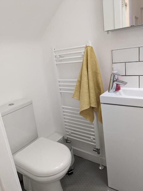 Private room with terrace and free parking Vacation rental in Edinburgh