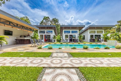 Private family or couples retreat-easy access Villa in Bahía Ballena