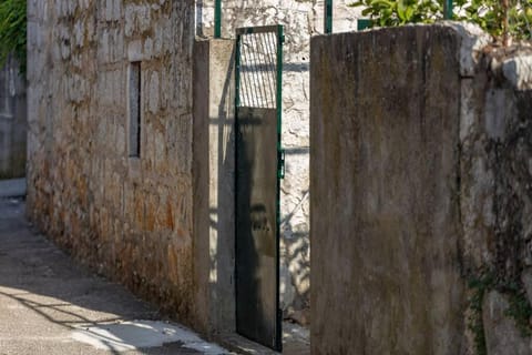 Property building, Facade/entrance, Day