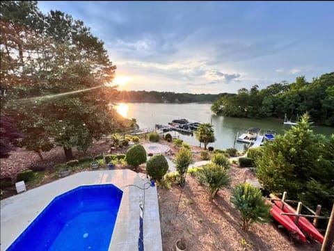 Modern Luxury Lakefront Oasis with Private Pool & Sunsets Haus in Lake Wylie
