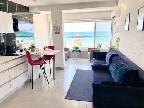 Seaside cozy apartment Condo in Haifa