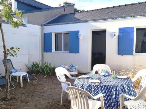 Patio, Day, Dining area