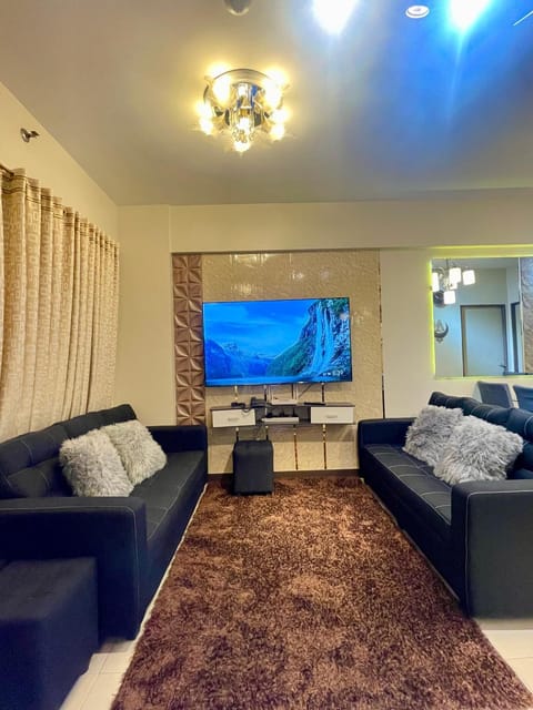 Communal lounge/ TV room, TV and multimedia, Living room, Seating area, Evening entertainment