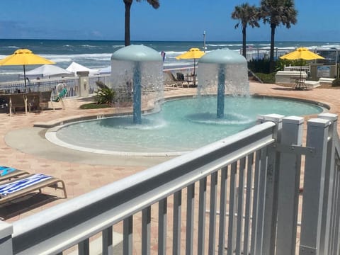 Modern Beach Condo-Daytona Beach Apartment hotel in Holly Hill