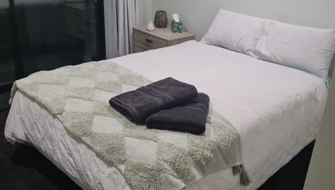 Bed, Bedroom, towels