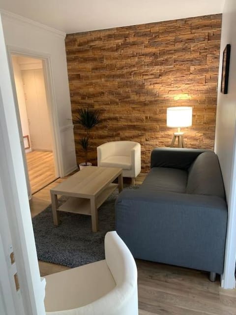 F5 entier, chaleureux avec balcon, 30min de Paris Apartment in Pontoise