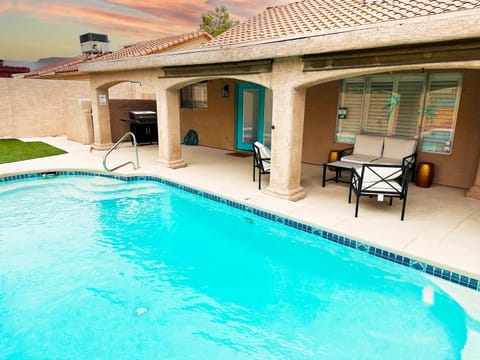 Mirage Pool House - Heart of LV, Swimming Pool, Games, heavenly relaxation House in Las Vegas