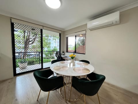 Fabulous 2 Bedroom Apartment, Secured Free Parking Eigentumswohnung in Parramatta