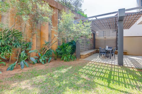 Patio, Day, Garden, Dining area, Garden view