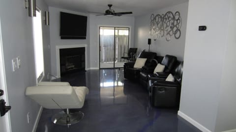 TV and multimedia, Living room, Seating area, fireplace