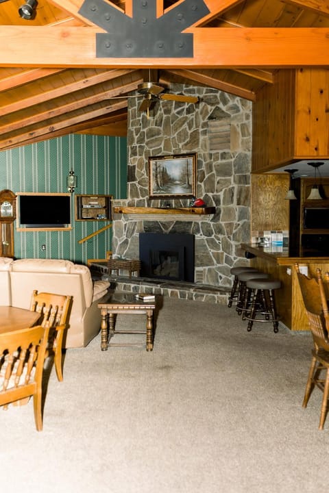 Redican's Retreat - Great lake view home located near the falls House in Bass Lake
