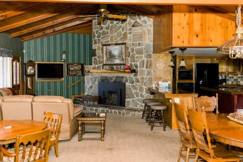 Redican's Retreat - Great lake view home located near the falls House in Bass Lake