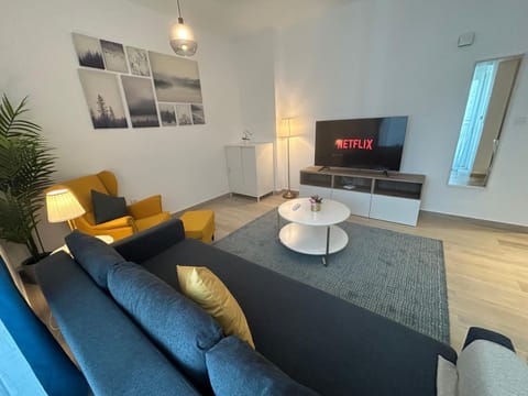 TV and multimedia, Living room, Seating area, Evening entertainment