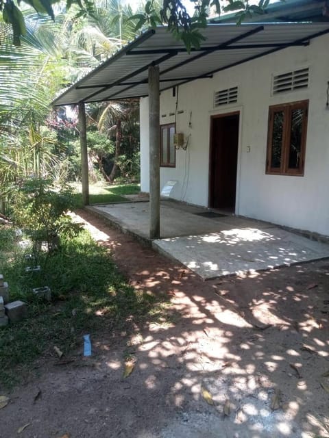 EECS Transit and Budget Homestay Hostel in Negombo