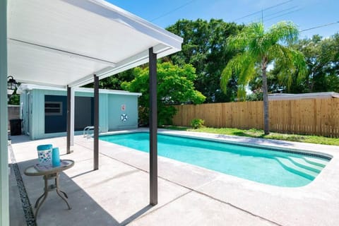 Perfect Pool Home for Family Getaway Close to Tampa Zoo, Busch Gardens, Restaurants and Shopping! Villa in Tampa