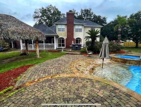 BEAUTIFUL VACATION HOME RENTAL WITH TROPICAl STYLE HEATED POOL & HOT TUB Maison in Alvin
