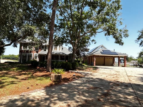 BEAUTIFUL VACATION HOME RENTAL WITH TROPICAl STYLE HEATED POOL & HOT TUB House in Alvin