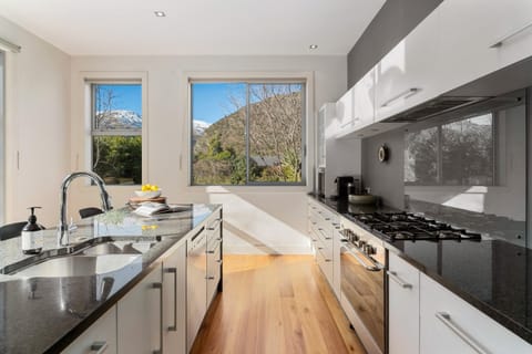 Kinsale - Spa, Pool, Gym and Tennis! House in Arrowtown