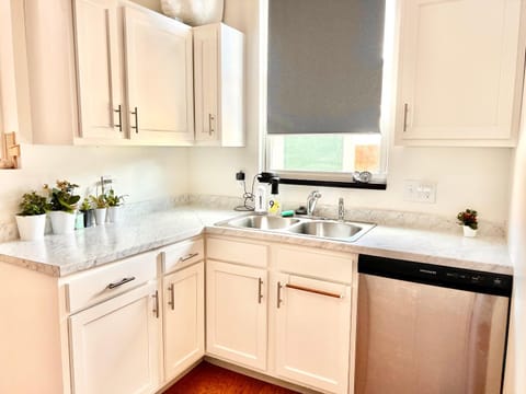 Kitchen or kitchenette, dishwasher, pet friendly, stove