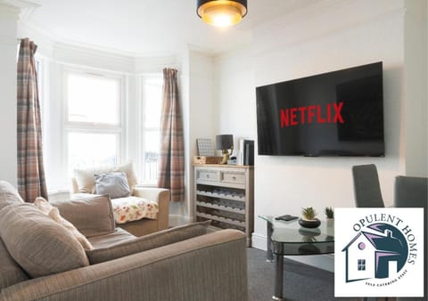 Communal lounge/ TV room, TV and multimedia, Living room, Seating area, Evening entertainment