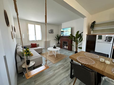 Communal lounge/ TV room, Bed, TV and multimedia, Kitchen or kitchenette, Living room, Seating area, Dining area, minibar